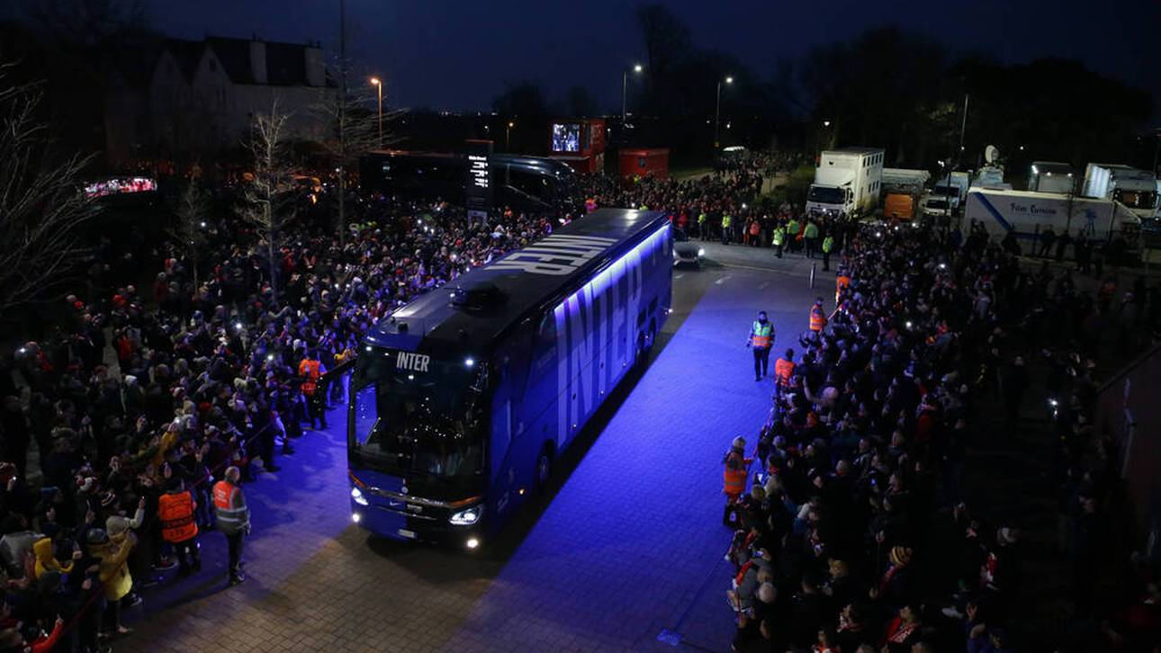 Inter-Bus jagt über rote Ampel