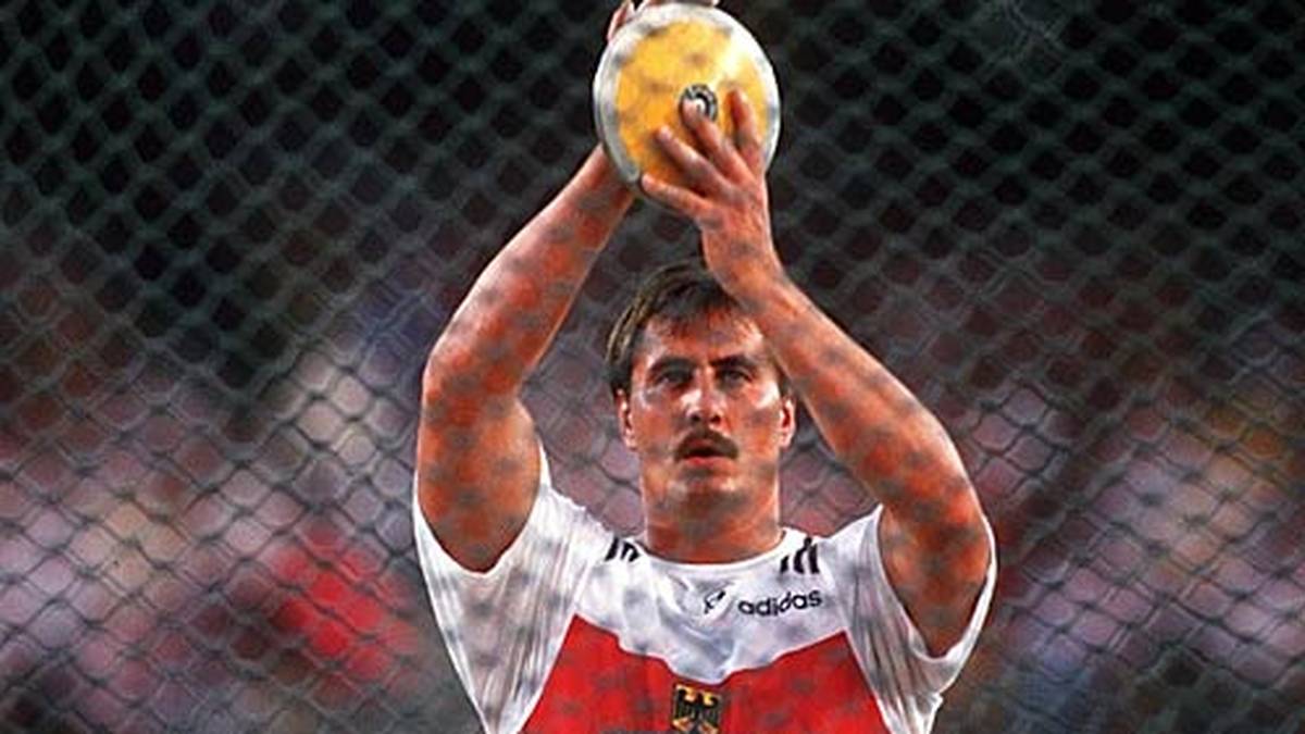 Jürgen Schult gelingen im Gegensatz zu Riedel schon vor der Wende seine größten Erfolge - bemerkenswerterweise für die Deutsche Demokratische Republik, obwohl er 1960 im Amt Neuhaus im niedersächsischen Landkreis Lüneburg geboren wird: Seine olympische Goldmedaille in Seoul vom 1. Oktober 1988 ist die letzte in der Geschichte der DDR. Außerdem sind seine 74,08 Meter von 1986 noch heute Weltrekord. Dopingjäger Werner Franke erklärt in den 90ern, Schult habe von 1981 bis 1984 anaboler Steroide konsumiert, was der aber bis heute bestreitet.