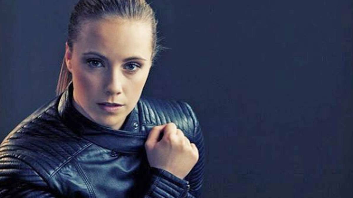 Die 23-Jährige ist bereits seit mehreren Jahren in verschiedenen Serien im Einsatz - und das durchaus erfolgreich. 2014 gewann die Schwedin, die ihre Follower in den Social Media intensiv an ihrem Leben teilhaben lässt, als erste Frau ein Rennen im VW Scirocco R Cup