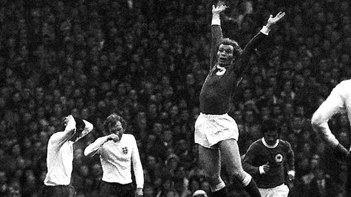 PLATZ 6 - Auch im EM-Viertelfinale 1972 kreuzen sich die Wege. 3:1 für Deutschland, Uli Hoeneß jubelt über seinen Treffer. Noch immer eines der besten Spiele einer DFB-Elf
