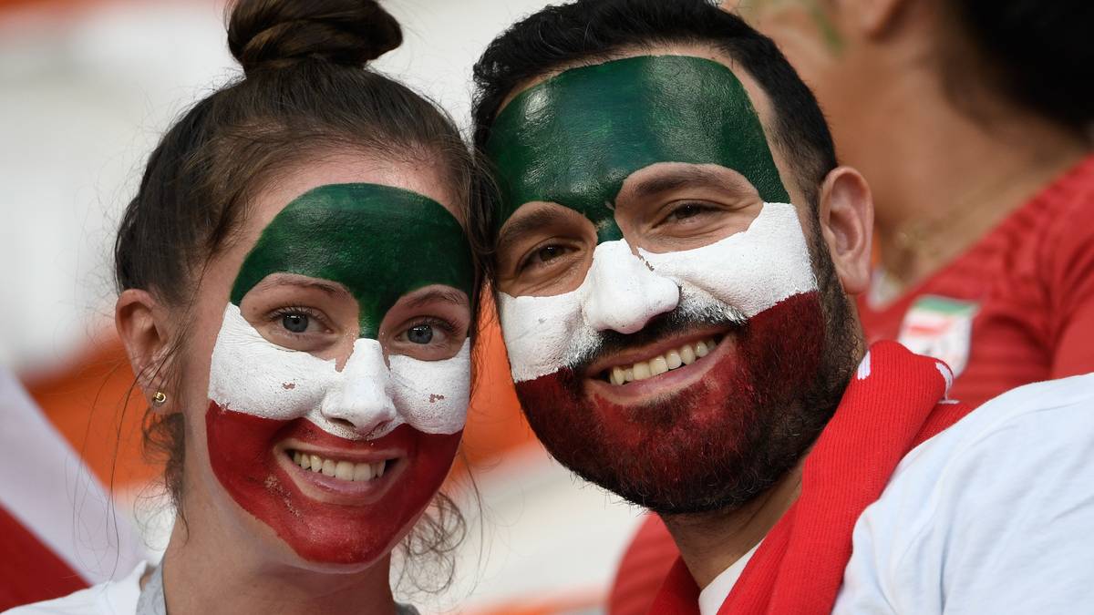 Sehr schön bemalte Gesichter zeigen diese Iran-Fans vor dem Spiel gegen Portugal