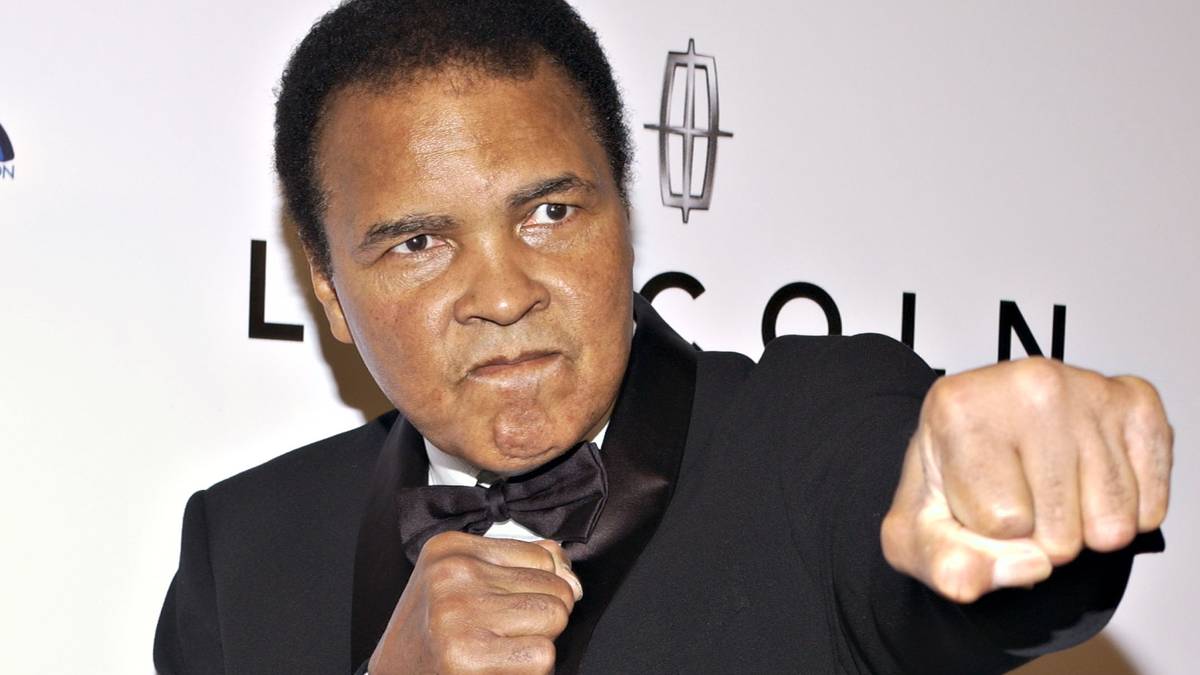 Muhammad Ali ist tot. Der Jahrhundertsportler starb im Alter von 74 Jahren. Zeit seines Lebens war er berühmt-berüchtigt für ein loses Mundwerk und eine manchmal lyrische Sprache. Er verhöhnte seine Gegner, malte sich in den schönsten Farben und geizte auch nicht mit Lebensweisheiten. SPORT1 hat die besten Sprüche zusammengestellt