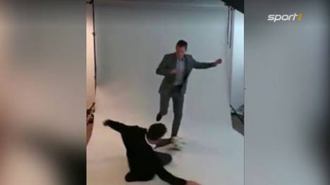 Er kann es also noch immer: Bayern-Legende Bixente Lizarazu zeigt, dass er auch mit 51 Jahren in Sachen Grätschen offenbar noch nichts verlernt hat.