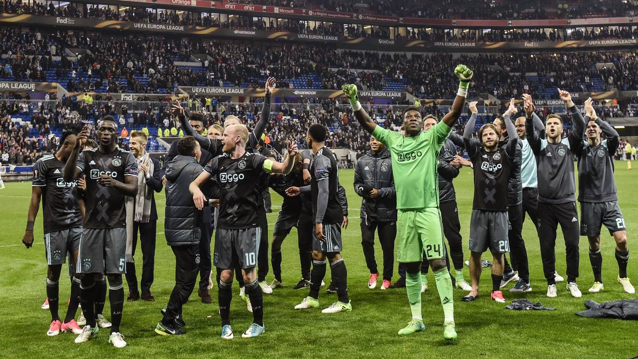 Ajax schleppt sich ins Endspiel