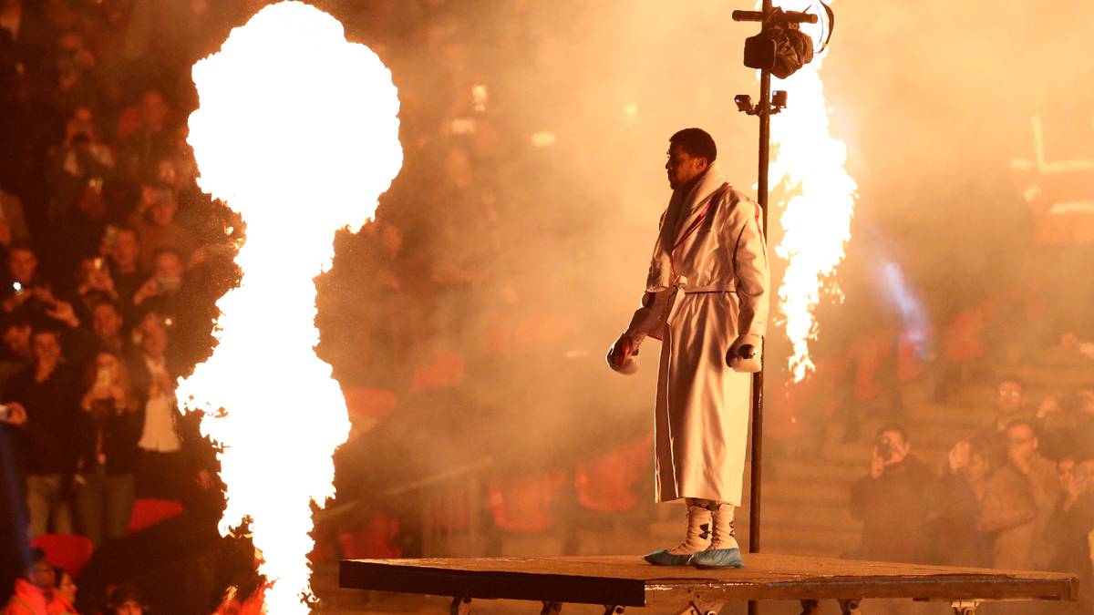 Begleitet von "We will rock you" und einer riesig aufbereiteten Feuershow zelebriert Anthony Joshua seinen Einmarsch in das mit 90.000 Zuschauern gefüllte Stadion. Anders als Povetkin wird der Engländer dabei natürlich von seinen Landsleuten frenetisch gefeiert