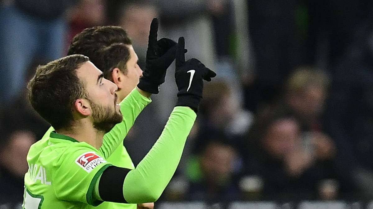 Der Spanier streckt seine Finger in den Himmel - wahrscheinlich auch eine Geste im Gedenken an die Opfer der Flugzeugkatastrophe