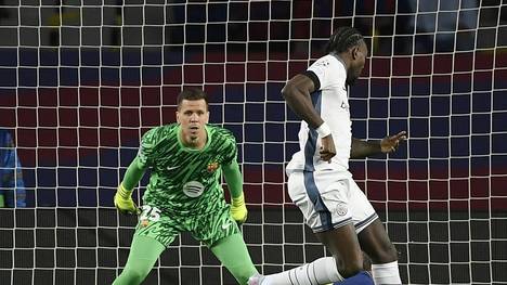 Thuram legt den Ball mit der Hacke ins lange Eck