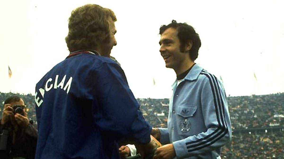 Zwei Große des Fußballs: Bobby Moore und Franz Beckenbauer (r.) beim freundschaftlichen Plausch. Der "Kaiser" prägt später den Satz: "We call it a Klassiker"