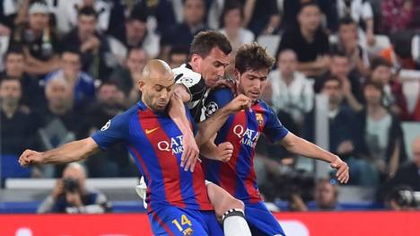 TOPSHOT - Barcelona's Argentinian defender Javier Mascherano and Barcelona's midfielder Sergi Roberto (R) fight for the ball with Juventus' forward from Croatia Mario Mandzukic (C) during the UEFA Champions League quarter final first leg football match Juventus vs Barcelona, on April 11, 2017 at the Juventus stadium in Turin.  / AFP PHOTO / GIUSEPPE CACACE        (Photo credit should read GIUSEPPE CACACE/AFP via Getty Images)