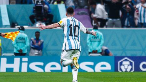 Lionel Messi spielt bei der Weltmeisterschaft seinen bekannt genialen Fußball. Weil der Superstar unter den Superstars vor der Krönung steht, verursacht er nun weltweite Probleme.