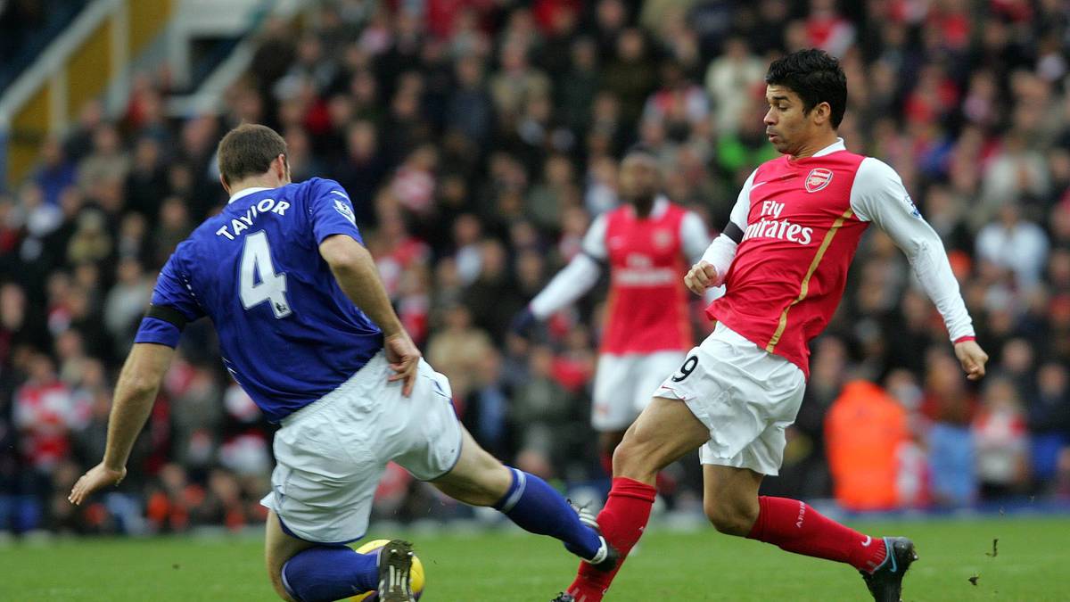 Nach diesem Horror-Foul im Jahr 2008 von Martin Taylor (l.) an Eduardo da Silva muss der eingebürgerte kroatische Nationalspieler um die Fortsetzung seiner Laufbahn bangen. Das linke Bein von Eduardo bricht an drei Stellen. Fast ein Jahr ist der damalige Arsenal-Stürmer außer Gefecht gesetzt