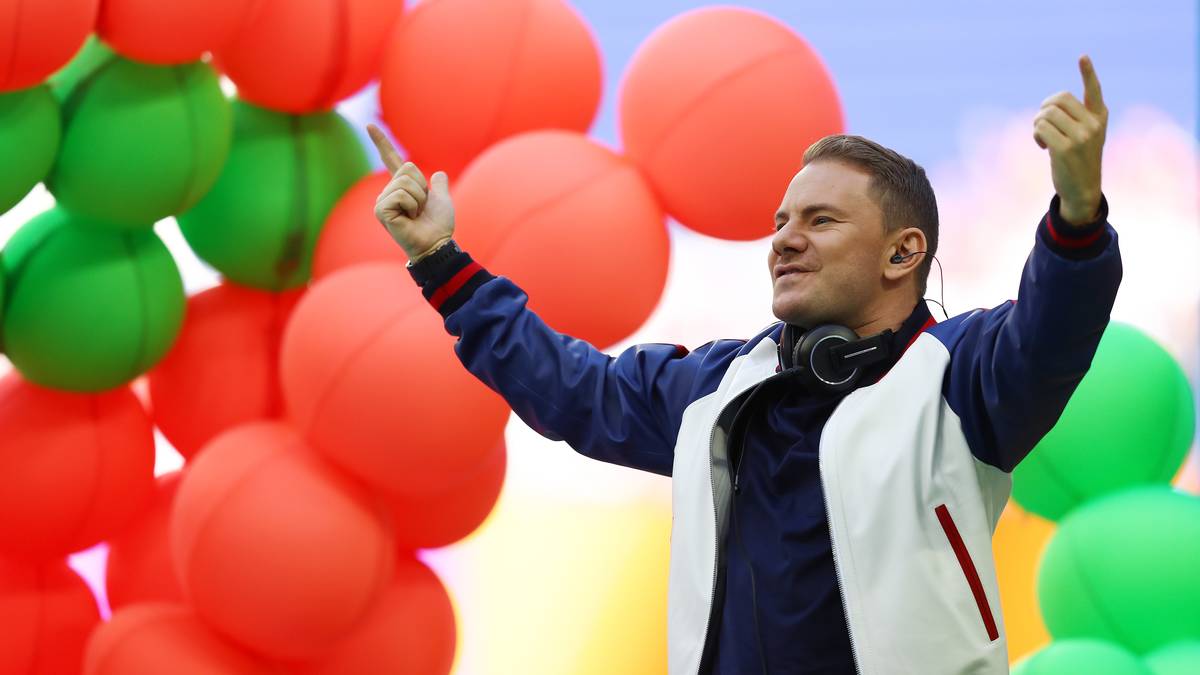 Ein Dj heizt der Menge kräftig ein ...