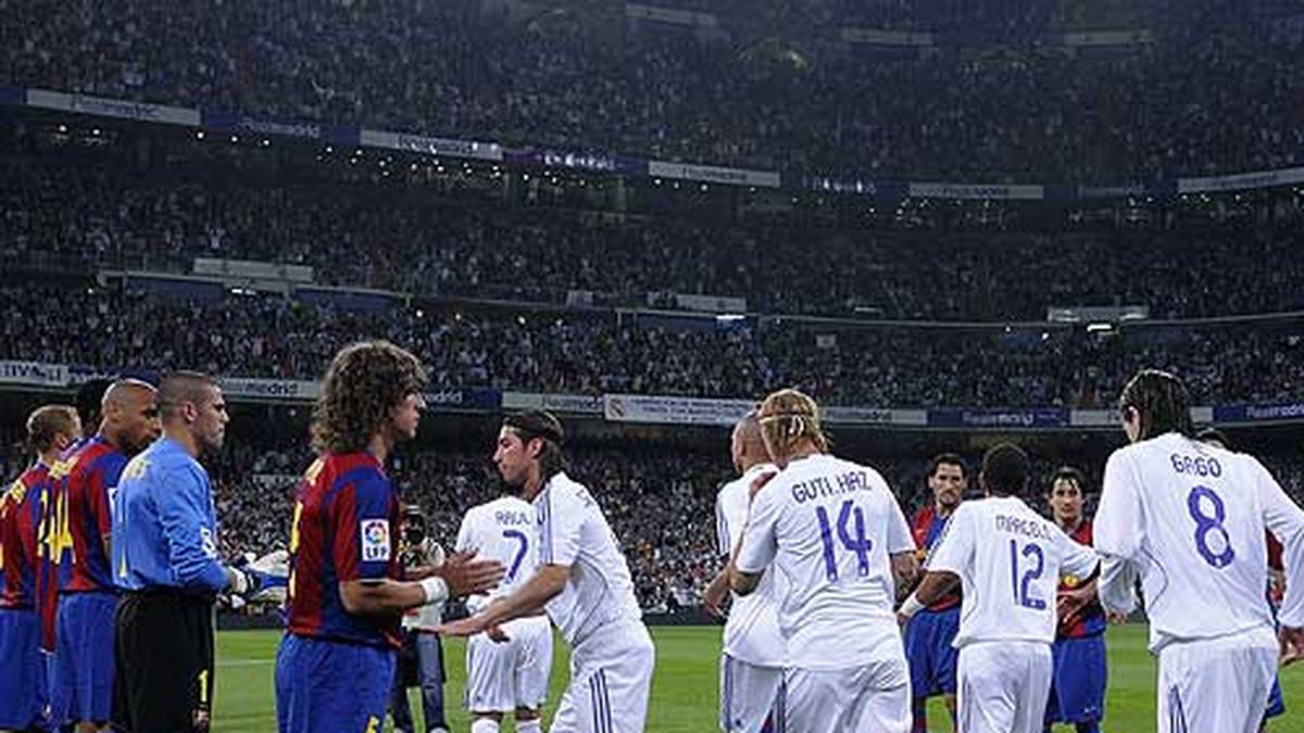 Einer der bittersten Momente der jüngeren Vergangenheit für Barca: 2008 müssen die Katalanen für den bereits feststehenden Meister Real im Bernabeu Spalier stehen - eine Demütigung der ganz speziellen Art