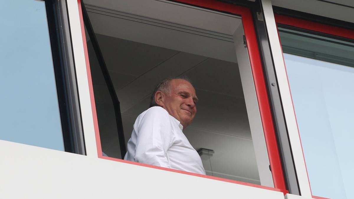 Nach 637 Tagen Gefängnis ist der frühere Präsident des FC Bayern München ab dem 29. Februar 2016 wieder ein freier Mann - seine Haftstrafe wird zur Bewährung ausgesetzt. Zwischenzeitlich arbeitet er fünf Tage in der Woche als Freigänger in der Nachwuchs-Abteilung des FC Bayern