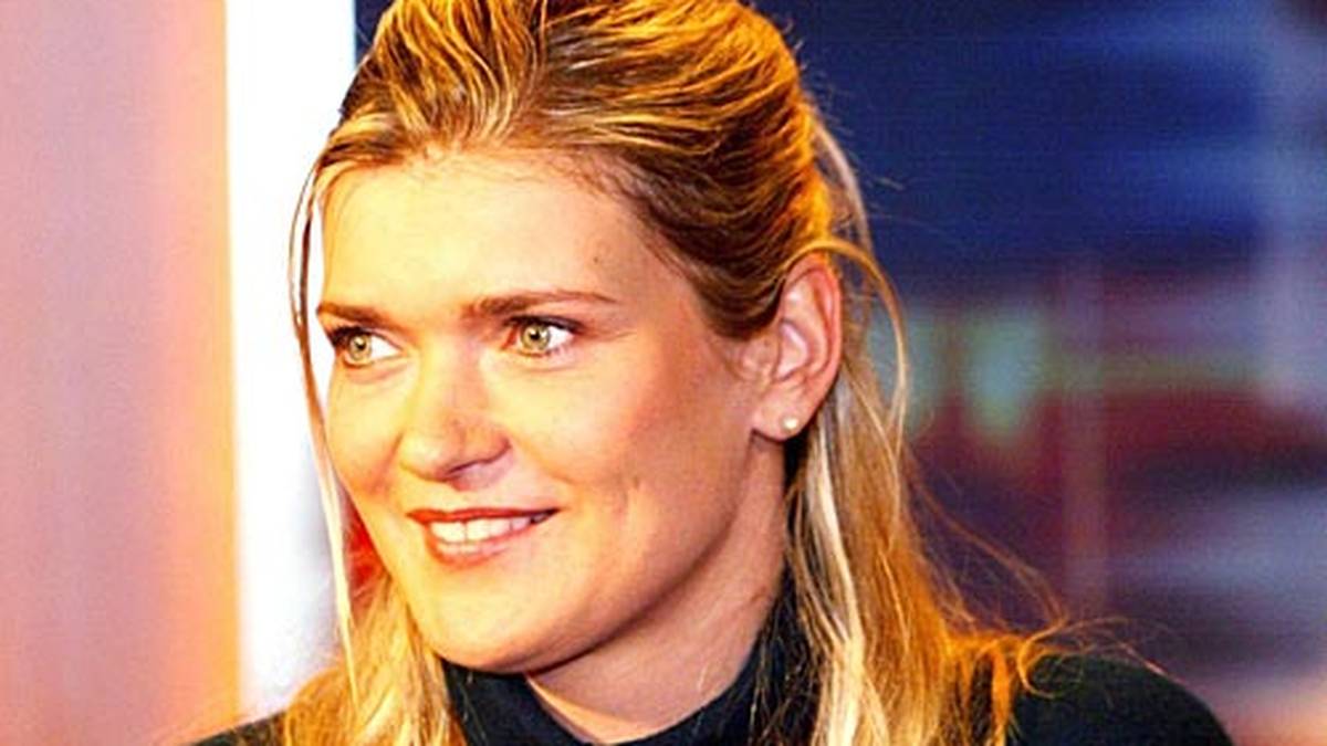 Susi Erdmann startet ihre Rennrodel-Karriere als Sportsoldatin der Nationalen Volksarmee. Mit der Wende wechselt sie in die Bundeswehr und holt für Gesamtdeutschland olympische Medaillen: 1992 Bronze, 1994 Silber. 2000 wechselt Erdmann vom Schlitten in den Bob und holt bei den Spielen in Salt Lake City Bronze