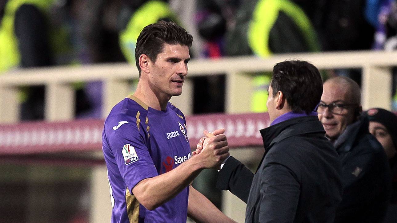 Mario Gomez lässt sich von Vincenzo Montella feiern