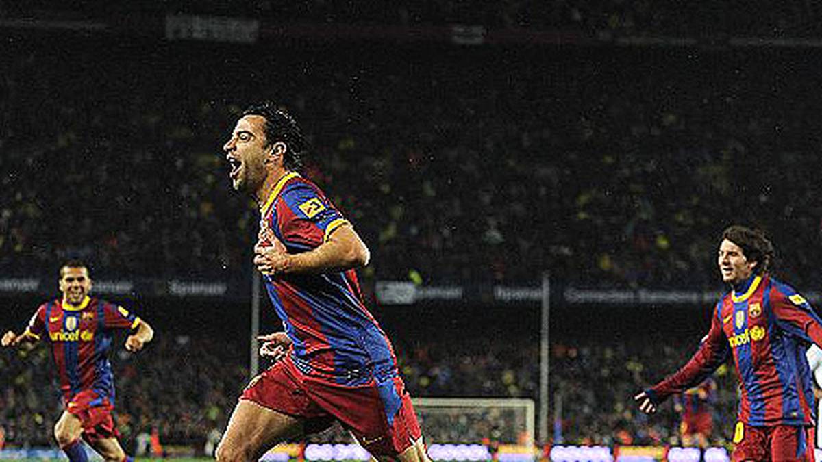 In der Primera Division erleben die Fans in der Hinrunde 2010/2011 ein historisches Ergebnis. 5:0 heißt es am Ende für Barcelona. Hier bejubelt Xavi (M.) das 1:0