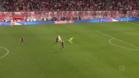Im Spitzenspiel der Bundesliga trennen sich RB Leipzig und der FC Bayern mit einem 2:2-Unentschieden. Dabei sieht es in der ersten Halbzeit zunächst nach einer Blamage für den Rekordmeister aus.