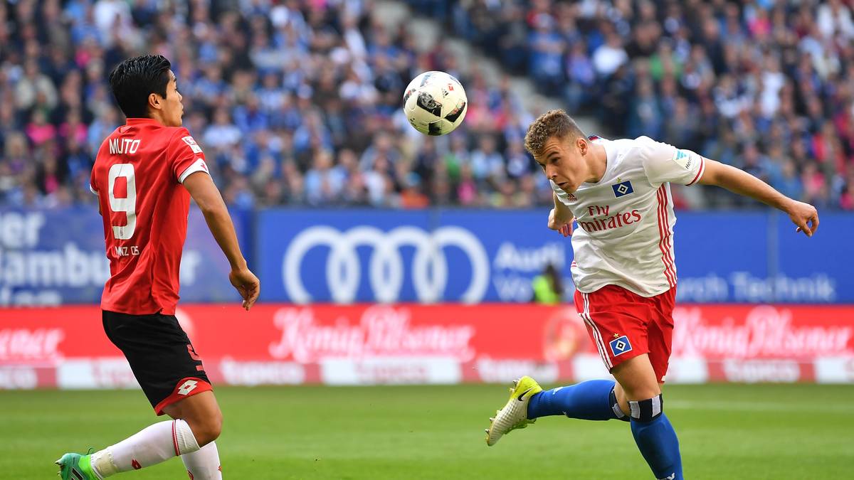 VASILIJE JANJICIC (r./Hamburg, 19): Neben Arp tummeln sich beim Bundesliga-Dino weitere Talente, die zuletzt vermehrt zum Einsatz kamen. Im Nordderby gegen Werder ließ HSV-Coach Markus Gisdol den 19-jährigen auf der Sechs über 90 Minuten spielen
