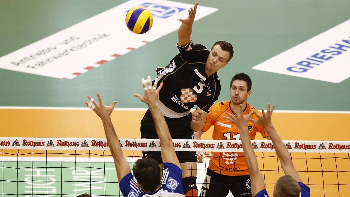 SAISON 2012/2013: Nachdem sich beide Teams im Vorjahr schon im Halbfinale gegenüberstehen, kommt es ein Jahr darauf zum Final-Showdown. Nach vier Partien steht es in der Serie 2:2, das fünfte Spiel muss über Meister und Vizemeister entscheiden. Schnell gehen die Berliner mit 2:0 in den Sätzen in Führung, doch der VfB gleicht aus. Im Tie-Break behalten dann aber doch die Recycling Volleys die Nerven