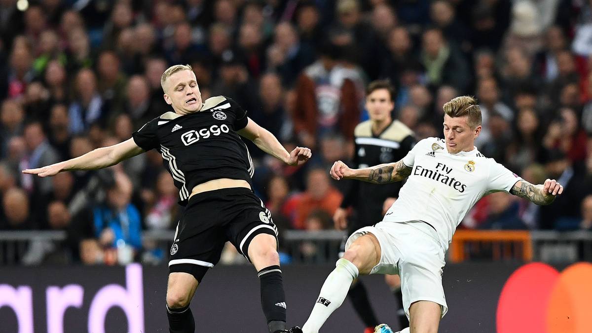 Van de Beek selbst bestätigte bereits laufende Verhandlungen mit den Verantwortlichen aus Madrid. Eine Ablösesumme zwischen 50 und 60 Millionen Euro stand im Raum, doch mittlerweile erklärte Ajax, dass der Mittelfeldmann bleiben wird