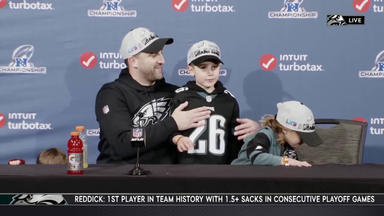 Gentleman! Süßer Moment bei Pressekonferenz der Philadelphia Eagels