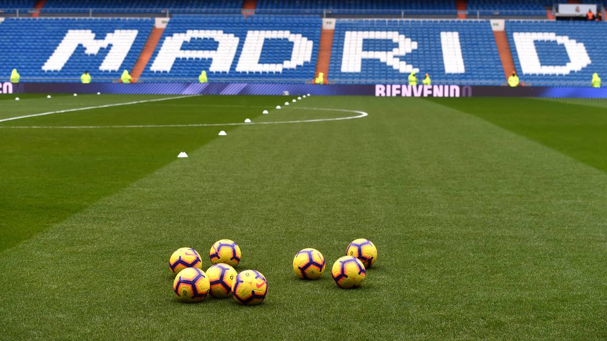 Die Nord- und die Südtribüne wurden jeweils vom Dach befreit. Übrigens: Real trägt all seine Heimspiele auch während des Umbaus im Bernabéu aus