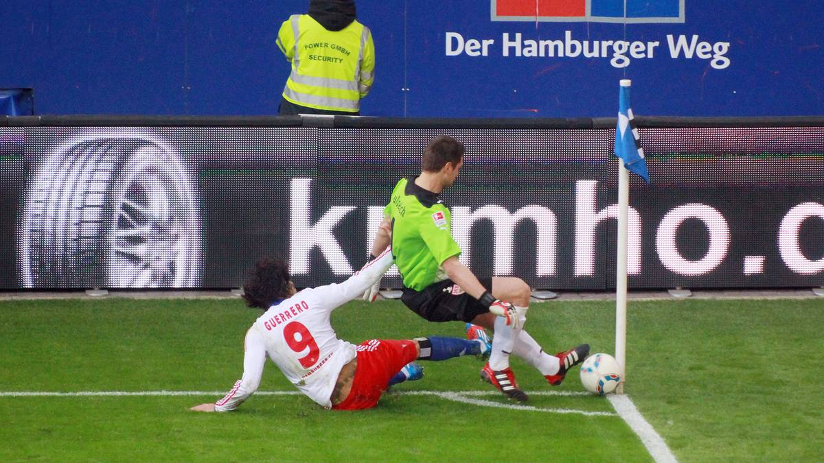 Paolo Guerrero brennen 2012 gegen den VfB Stuttgart alle Sicherungen durch. Der Peruaner in Diensten des Hamburger SV jagt Sven Ulreich bis zur Eckfahne nach, um den VfB-Keeper in vollem Sprint von hinten umzugrätschen. Eine geplante Aktion, die Guerrero eine Sperre von acht Bundesliga-Spielen einbrockt