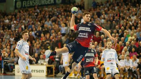 Johannes Golla (m.) steht mit der SG Flensburg-Handewitt derzeit auf Platz zwei der Handball-Bundesliga