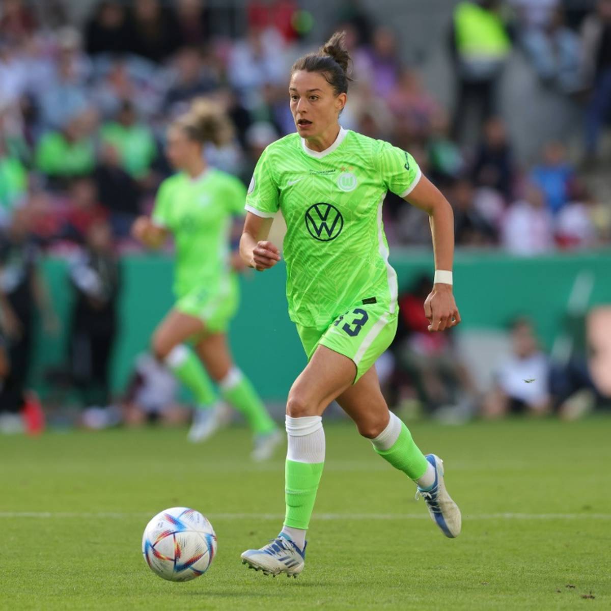 Der VfL Wolfsburg siegt im Topspiel der Frauen-Bundesliga gegen Bayer Leverkusen und baut die Tabellenführung aus.