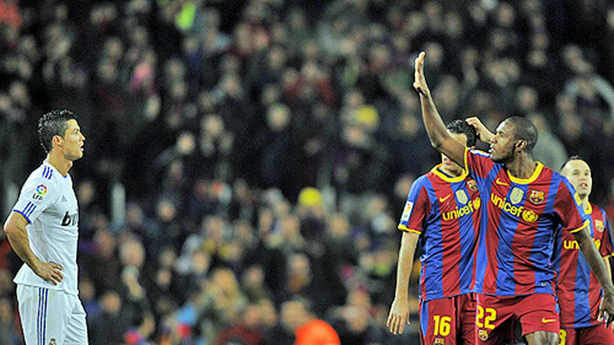 Das 5:0 macht Eric Abidal (M.) Ronaldo (l.) auf sehr provokante Art und Weise nochmal deutlich. Der Portugiese ist bedient