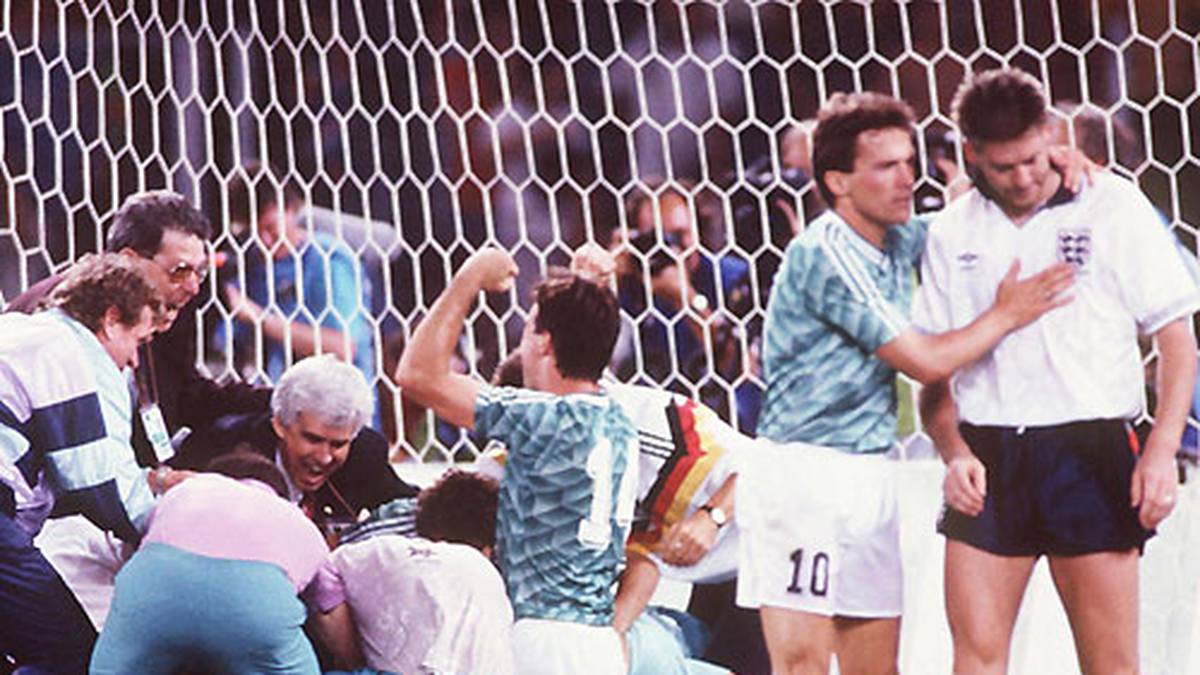 ...dann Chris Waddle - es sind Szenen, die sich in beiden Ländern auf Jahrzehnte hinaus eingebrannt haben - nicht nur wegen der modisch fragwürdigen Outfits seinerzeit. England verliert das Spiel mit 3:4 im Elfmeterschießen, Lothar Matthäus (2.v.r.) tröstet den Unglücksraben Waddle