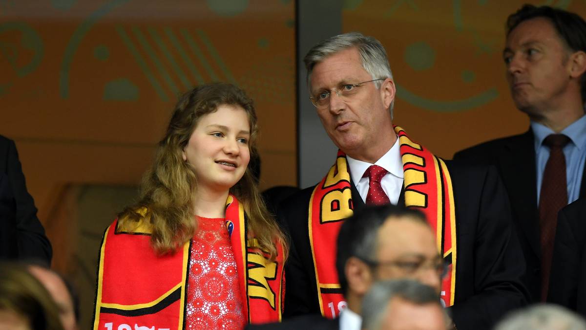 Die "Roten Teufel" haben royalen Support: Belgiens König Philippe (r.) und seine Tochter Prinzessin Elisabeth weilen auf der Tribüne