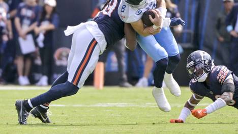 Chicago Bears linebacker Tremaine Edmunds (49) tackles Tennessee Titans quarterback Will Levis (8) at Soldier Field in Chicago on Sunday, September 8, 2024. Bears won 24-17. PUBLICATIONxINxGERxSUIxAUTxHUNxONLY CHI20240908121 MARKxBLACK