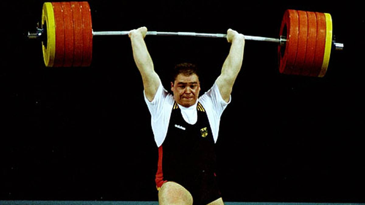 Ein Jahr nach Bronze in Seoul 1988 kostet ein Verkehrsunfall Gewichtheber Ronny Weller fast das Leben. Er selbst überlebt schwer verletzt, seine damailige Freundin stirbt. Dennoch kämpft sich Weller zurück - und holt 1992 in Barcelona tatsächlich olympisches Gold