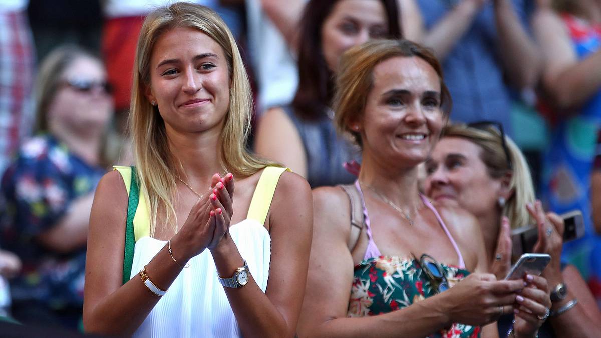 Große Freude in der Box von Mischa Zverev. Seine Freundin (l). applaudiert stolz...