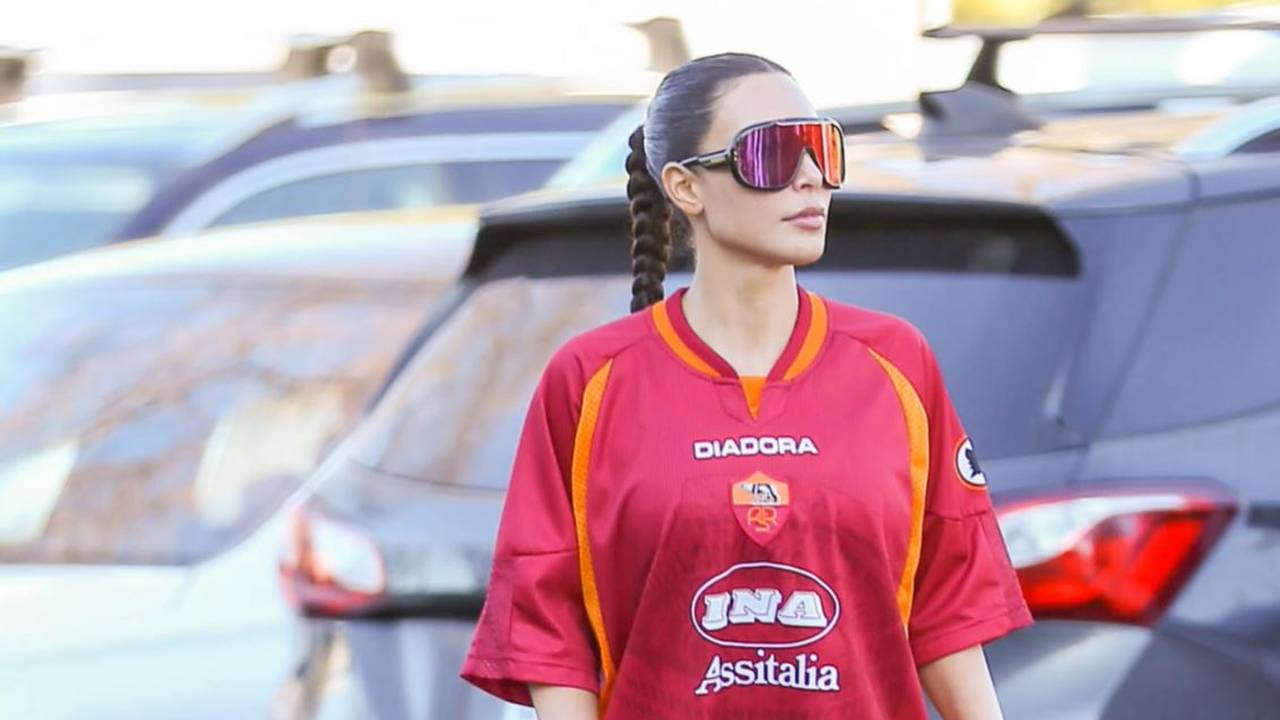 Reality-Star Kim Kardashian verblüfft im Retro-Trikot der AS Rom