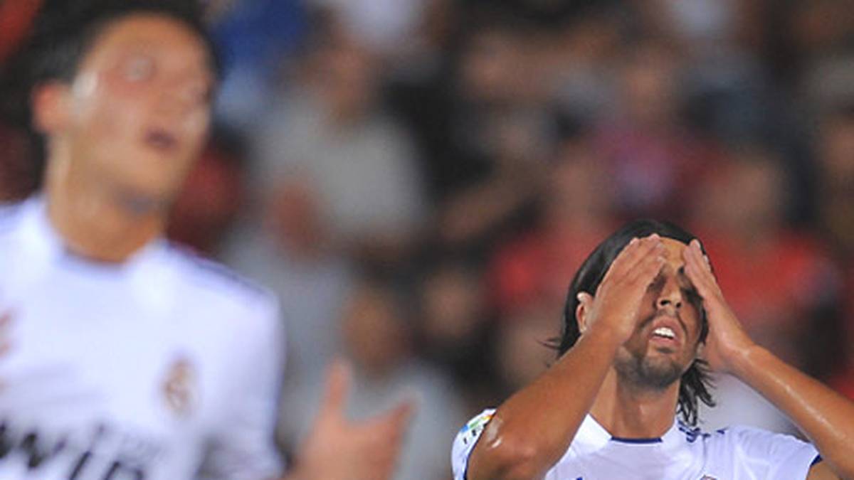 Damit geht auch das Debüt von Mesut Özil (l.) und Sami Khedira beim Clasico gründlich daneben. Die beiden deutschen Nationalspieler sind nach der bitteren Demonstration völlig gefrustet