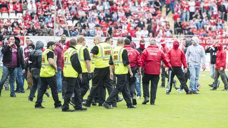 Fans der Kickers Offenbach stürmten den Platz