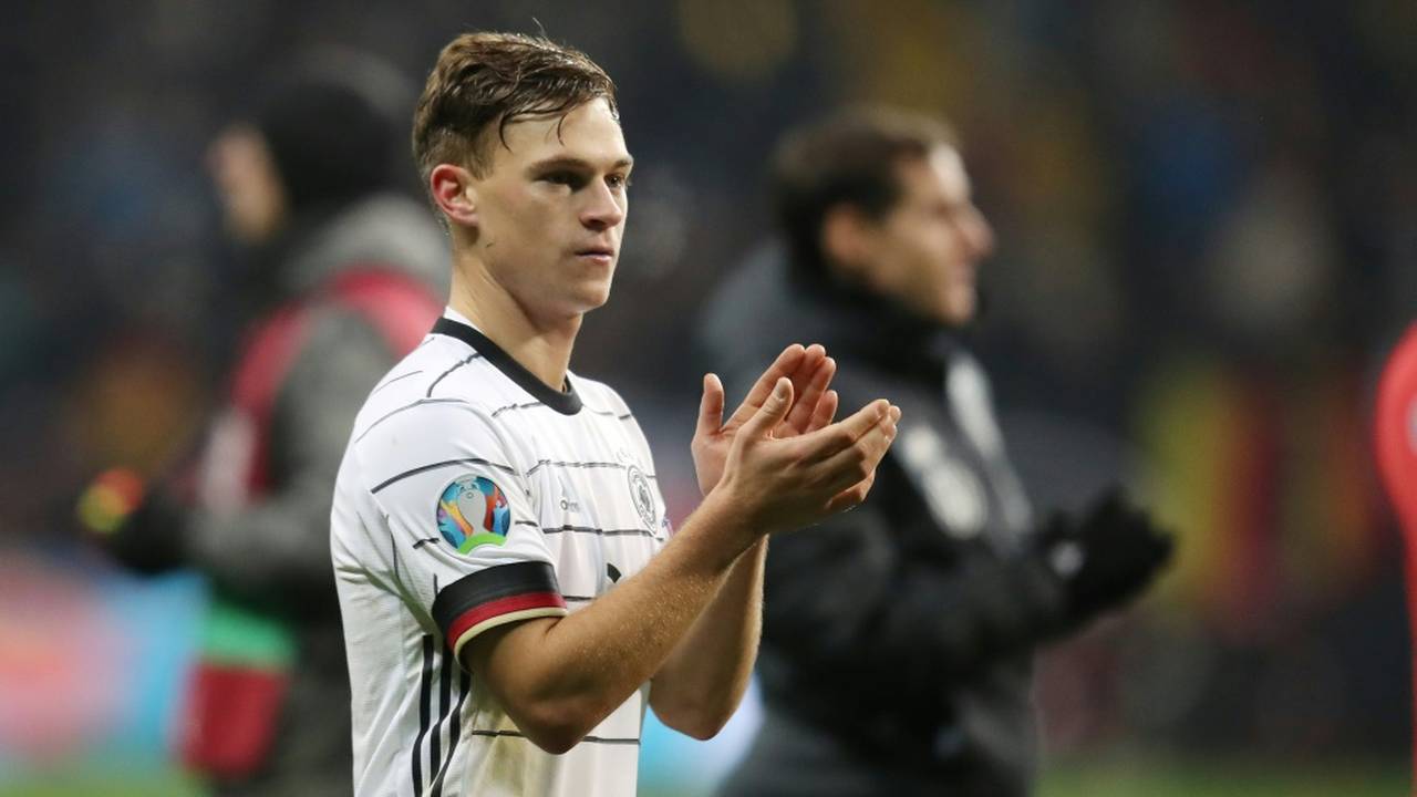 Joshua Kimmich stellt sich vor Jogi Löw