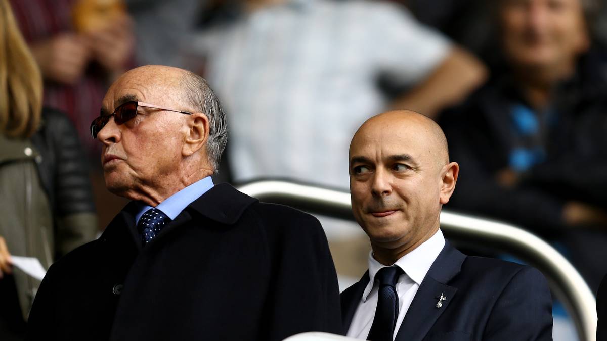 PLATZ 3: TOTTENHAM HOTSPUR - WETTE GEWONNEN: Joe Lewis wurde 1992 zum Milliardär, als er an der Börse auf einen Kurssturz des Pfunds wettete. Das Ereignis ging als "Black Wednesday" in die Geschichte ein und kostete die englische Volkswirtschaft damals rund 5 Milliarden Euro. Lewis dagegen ist seitdem stinkreich. Reich war er freilich vorher schon. Nachdem er mit 15 von der Schule abgegangen war, half er seinem Vater beim kleinen Catering-Familienunternehmen, das er später verkaufte, um Spekulant zu werden. Mittlerweile gehört er mit einem geschätzten Privatvermögen von 6,8 Milliarden Euro zu den reichsten Engländern, allein seine Kunstsammlung wird auf eine Milliarde geschätzt, und lebt auf den Bahamas. Tottenham kaufte er sich zwischen 2001 und 2011 und gliederte den Klub in seine Tavistock-Holding ein, zu der auch Restaurantketten, Golfklubs, Versicherungsunternehmen und Banken gehören. Der Klub ist für ihn ein Investitionsmodell. Ein lohnendes. Die Spurs machen Gewinn