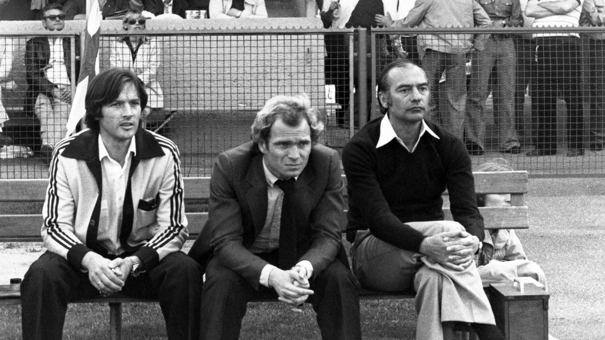 1977 zieht Müller-Wohlfahrt nach München und wird Teamarzt des FC Bayern. Gemeinsam mit Manager Uli Hoeneß (M.) ist er über Jahrzehnte eine Konstante auf der Bayern-Bank