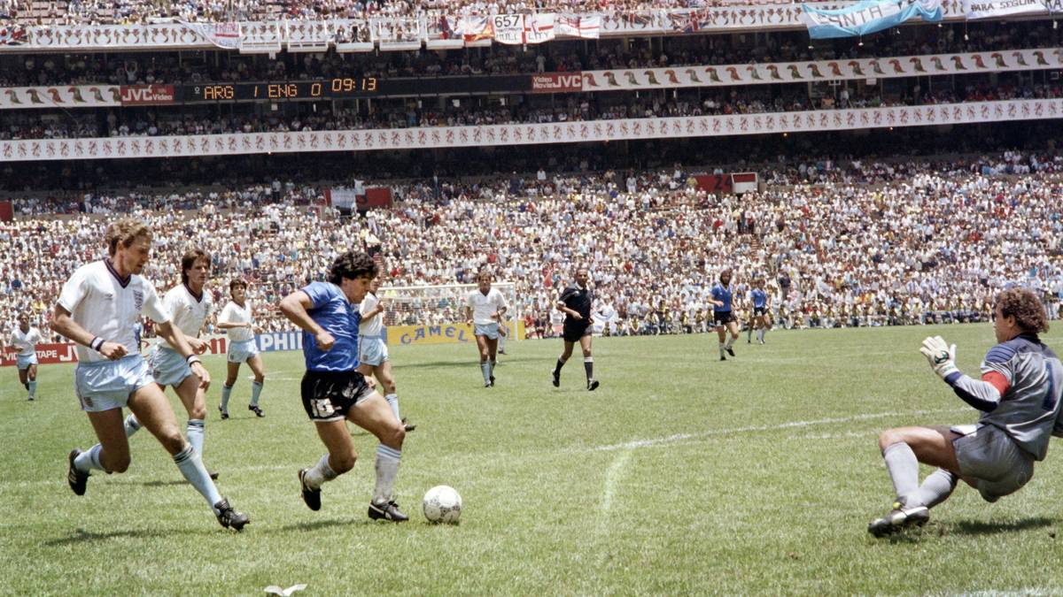 Diego Maradona galt zu seiner Zeit als einer der besten Spieler der Welt. Besonders bekannt ist er für sein Tor mit der "Hand Gottes". Mit Argentinien gewann Maradona 1986 die Weltmeisterschaft und wurde 1990 Vizemeister