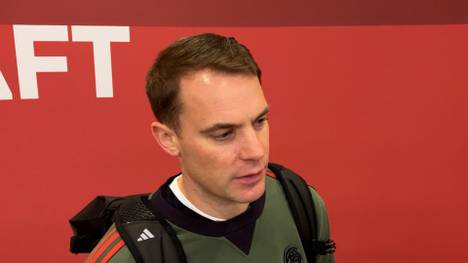 Manuel Neuer erklärt nach dessen furioser Torpremiere in der Champions League, was Bayern-Juwel Lennart Karl auszeichnet - und wie die Kollegen den Youngster jetzt auf dem Boden halten.