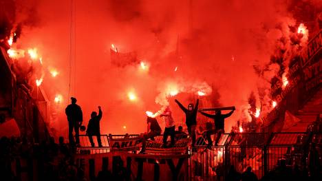 Köln und Schalke müssen hohe Strafen wegen Verstößen ihrer Anhänger gegen das Verbot von Feuerwerkskörpern zahlen 