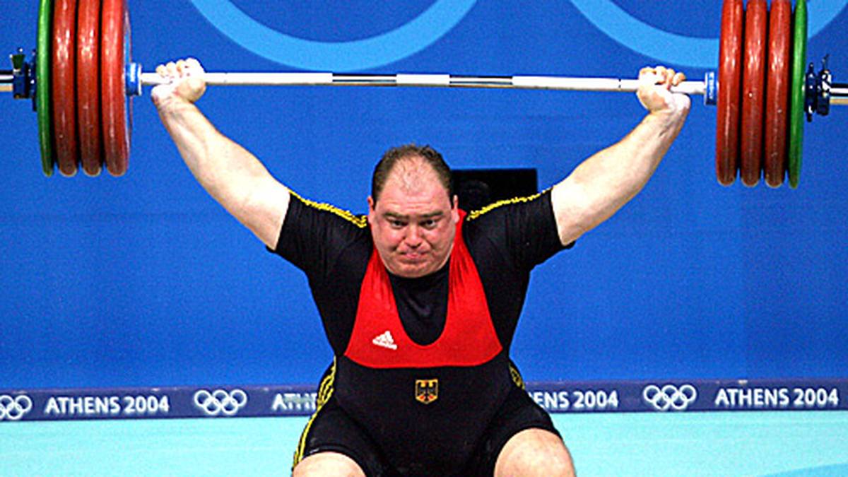 1996 und 2000 folgen zudem zwei Silbermedaillen. 2004 zieht sich der gebürtige Sachse zurück aus dem Leistungssport. Weller lebt verheiratet und als Vater einer Tochter fernab des großen Rummels und scheidet 2006 im Rang eines Hauptfeldwebels aus einer Sportfördergruppe der Bundeswehr aus