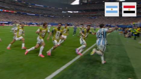 Lange droht Titelverteidiger Argentinien ein sensationelles Ausscheiden im Achtelfinale gegen Ägypten. Doch dann nimmt der Wahnsinn plötzlich seinen Lauf.