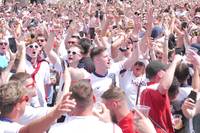 Vor dem Achtelfinale gegen die Slowakei feiern die englischen Fans in Gelsenkirchen und bringen sich in Stimmung für das erste K.O.-Spiel. 
