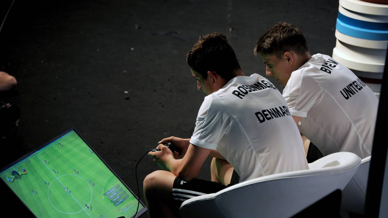 Wolfsburg gibt FIFA-Gamer Vertrag