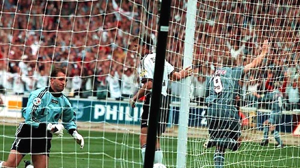 PLATZ 2 - Bei Englands Heim-EM 1996 sieht es zunächst gut für die "Three Lions" aus. Alan Shearer (r.) köpft zur Führung ein, doch Stefan Kuntz gleicht wenig später aus